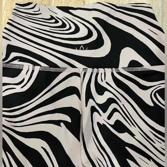 Beyond yoga animal print high waisted full length leggings size small - Picture 3 of 5